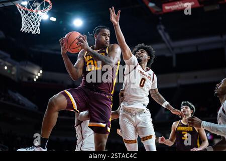 Minnesota Golden Gophers Stürmer Frank Mitchell (00) holt sich während eines NCAA-Basketballspiels für Männer einen Rückprall gegen USC Trojans Forward Saint Thomas (0). Stockfoto