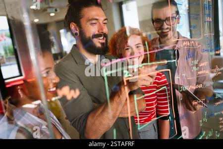 Entwicklung von Programmier- und Codierungstechnologien. Programmierer, der in einem Softwareentwicklungsunternehmen arbeitet Stockfoto
