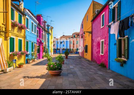 Blick auf die Burano-Insel, farbenfrohe Häuser in der Lagune von Venedig. Veneto Region, Venedig, Italien Stockfoto