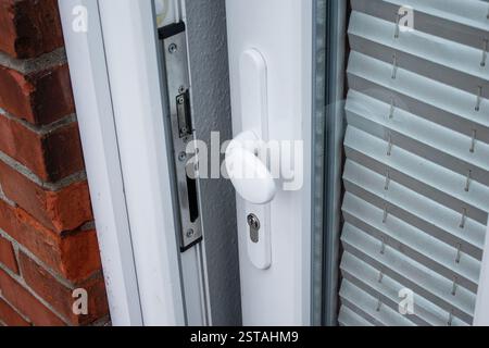 Nahaufnahme einer offenen Eingangstür bei Tageslicht, rote Ziegelsteinmauer Stockfoto
