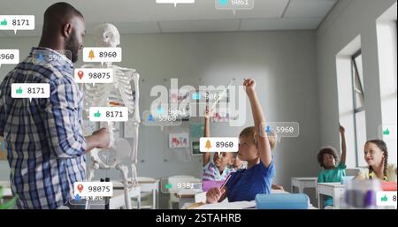 Bild von Mediendikonen über verschiedenen Schülern, die mit männlichen Lehrern lernen Stockfoto