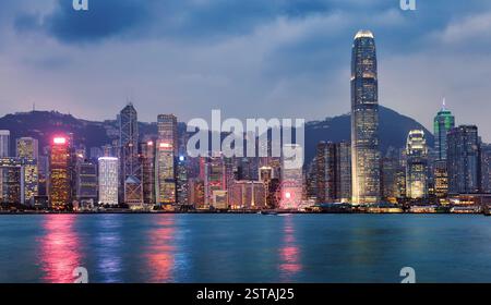 Panorama der Skyline von Hongkong bei Nacht von kowloon Stockfoto