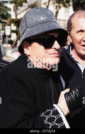 Sanremo, Italien. Februar 2025. Cristiano Malgioglio kommt am 13. Februar 2025 im Radio RTL 102,5 in Sanremo an (Foto: Alessandro Bremec/NurPhoto). Quelle: NurPhoto SRL/Alamy Live News Stockfoto