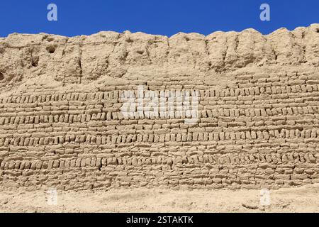 Eine Wand aus lehmziegel. Die Mauer wurde teilweise durch Regen erodiert. Stockfoto