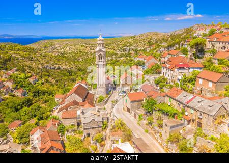Ein malerischer Blick auf Lozisca auf der Insel Brac, Kroatien, mit seinen rustikalen Steinhäusern, engen Gassen und dem berühmten Glockenturm Stockfoto
