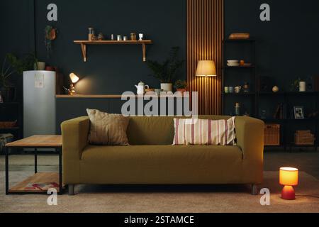 Gemütliches Wohnzimmer mit warmer Beleuchtung und Holzelementen Stockfoto