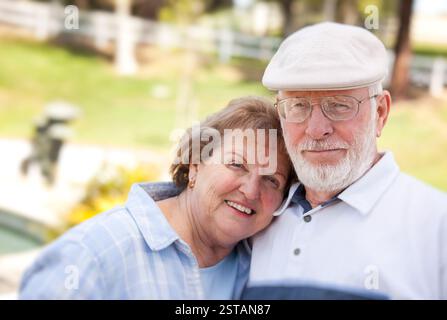 Gerne älteres Paar einander im Park genießen. Stockfoto