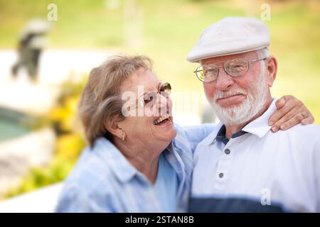 Gerne älteres Paar einander im Park genießen. Stockfoto