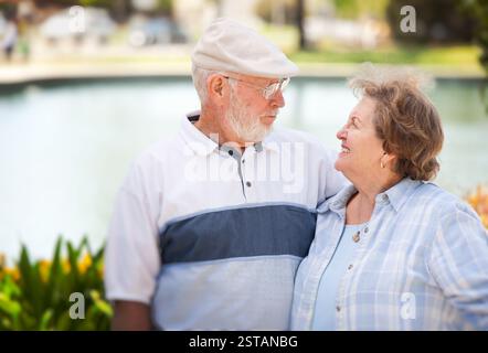 Gerne älteres Paar einander im Park genießen. Stockfoto