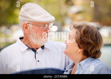 Gerne älteres Paar einander im Park genießen. Stockfoto