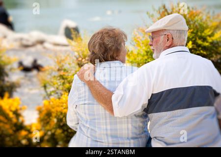 Gerne älteres Paar einander im Park genießen. Stockfoto