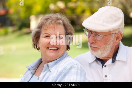 Gerne älteres Paar einander im Park genießen. Stockfoto