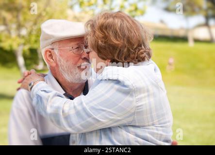 Gerne älteres Paar einander im Park genießen. Stockfoto