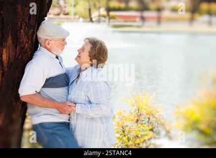 Gerne älteres Paar einander im Park genießen. Stockfoto