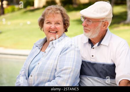 Gerne älteres Paar einander im Park genießen. Stockfoto