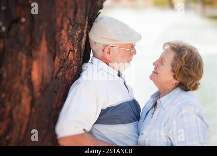 Gerne älteres Paar einander im Park genießen. Stockfoto