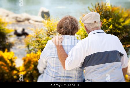 Gerne älteres Paar einander im Park genießen. Stockfoto