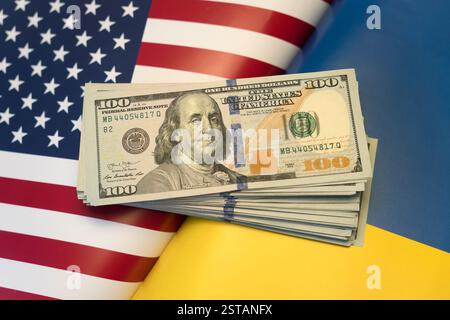 Finanzhilfe für die Ukraine. Finanzhilfe, Spende, Investitionsgelder auf ukrainischem Flaggenhintergrund. Dollar auf ukrainischer und US-amerikanischer Flagge. Finan Stockfoto