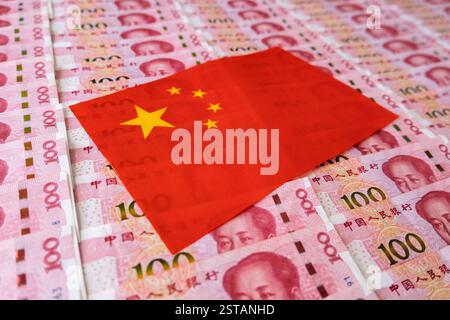 Geld, Währung der PBOC oder Volksbank chinas. 100 CNY chinesischer Yuan-Schein mit einer Flagge von China. 100 rmb oder Renminbi, zeigt Peking econom Stockfoto