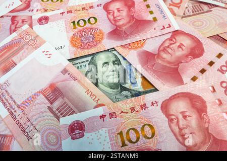 US-Dollar- und chinesische Yuan-Banknotengelder. Devisenkonzept Stockfoto