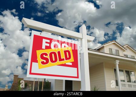 Hause für Verkaufsschild vor neuen Haus verkauft Stockfoto