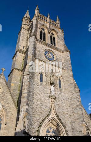 Der Turm des Sts Thomas Minster, auch bekannt als Newport Minster, befindet sich in der County-Stadt Newport auf der Isle of Wight in Großbritannien. Stockfoto