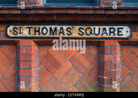Ein Straßenschild zum St. Thomas’ Square in der Kreisstadt Newport auf der Isle of Wight, Großbritannien. Stockfoto