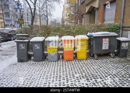 Mülleimer, Recycling, Schnee, Winter, Steglitz, Berlin, Deutschland Stockfoto