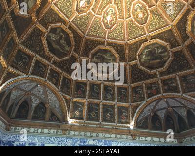 Sala dos Brasões, Pena Palace, Sintra, Portugal. Achteckiger Raum mit kunstvoller goldener Decke und komplizierten Holzschnitzereien. Heraldische Symbole des Portugiesischen Stockfoto