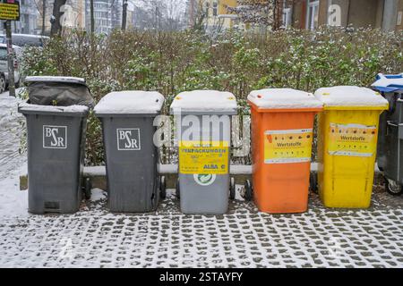 Mülleimer, Recycling, Schnee, Winter, Steglitz, Berlin, Deutschland Stockfoto