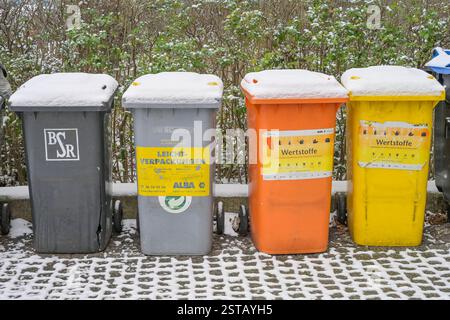 Mülleimer, Recycling, Schnee, Winter, Steglitz, Berlin, Deutschland Stockfoto