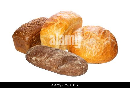 Verschiedene Brotsorten auf weißem Hintergrund. Viele verschiedene Brote auf einem Holzbrett. Hausgemachtes Brot auf dem rustikalen weißen Tisch. Hausgemacht Stockfoto