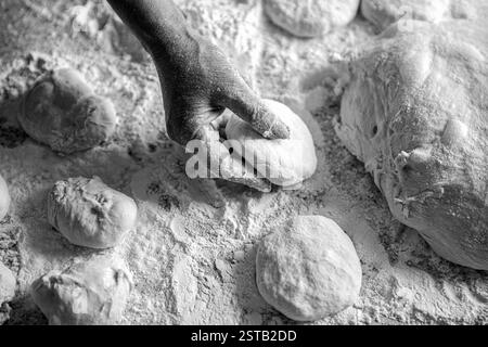 Köche Rollen den Teig zum Backen, rohe Teigstücke auf dem Brett. Hands Pie Teig. Kocht Teig zum Backen, rohe Teigstücke. Frauenhände Rollen Stockfoto