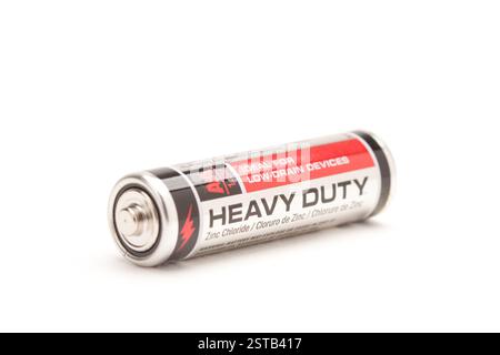 Einfache robuste AA-Batterie, isoliert auf weißem Hintergrund. Stockfoto