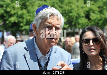 Amsterdam Niederlande 18. Februar 2025 Archivbild der niederländische Politiker VVD-Chef und ehemalige EU-kommissar Fritz Bolkestein ist gestern im Alter von 91 Jahren verstorben. Den Haag 29 mei 2019 voor de tweede kamer in den Haag wordt solidariteit getoond traf keppel-dragende Joden. Aanleiding ist uitlatingen van een Duitse anitsemitismebestrijder dat Duitse joden beter geen keppel kon dragen over straat. VVD-prominenter Frits Bolkestein. Die Haag Niederlande 29. Mai 2019 Politiker aller Farben zeigen Solidarität mit Kippah-tragenden Juden außerhalb des niederländischen parlaments nach Kommentaren eines G Stockfoto