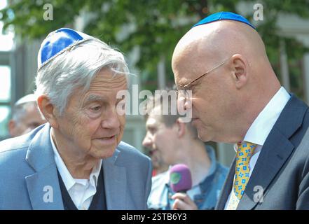 Amsterdam Niederlande 18. Februar 2025 Archivbild der niederländische Politiker VVD-Chef und ehemalige EU-kommissar Fritz Bolkestein ist gestern im Alter von 91 Jahren verstorben. Den Haag 29 mei 2019 voor de tweede kamer in den Haag wordt solidariteit getoond traf keppel-dragende Joden. Aanleiding ist uitlatingen van een Duitse anitsemitismebestrijder dat Duitse joden beter geen keppel kon dragen over straat. VVD-prominenter Frits Bolkestein traf Minister van Justitie en Veiligheid Ferdinand Grapperhaus. Die Haag Niederlande 29. Mai 2019 Politiker aller Farben zeigen Solidarität mit Kippah-WE Stockfoto