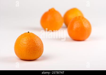 Clementine Orangen auf weißem Hintergrund Stockfoto