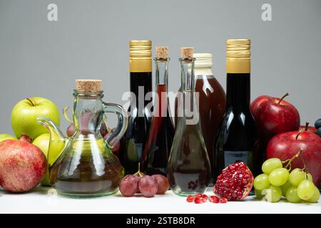 Verschiedene Arten von Essig, Apfel-, Balsamico-, Wein- und Granatapfelessig in Flaschen Stockfoto