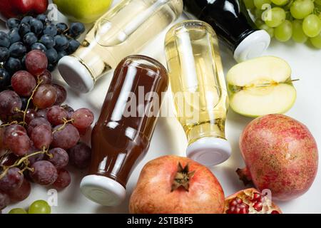 Verschiedene Arten von Essig Balsamico, Apfel, Wein und Granatapfel in Glasflaschen Stockfoto