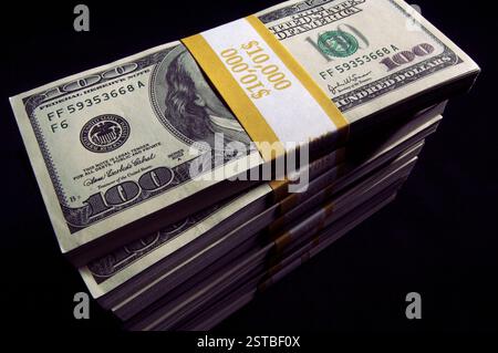 Stapel von zehntausend Dollar Stapel von 100 Dollar Scheinen Stockfoto