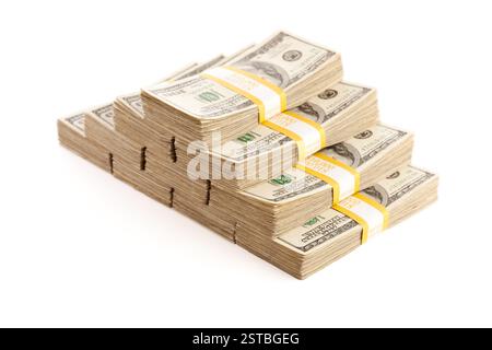 Stapel von 10.000-Dollar-Stapeln von 100-Dollar-Scheinen, isoliert auf weißem Hintergrund. Stockfoto