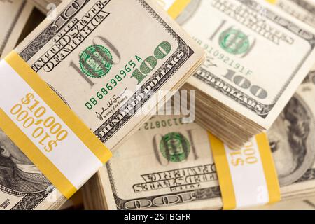 Stapel von zehntausend Dollar Stapel von 100 Dollar Scheinen Stockfoto