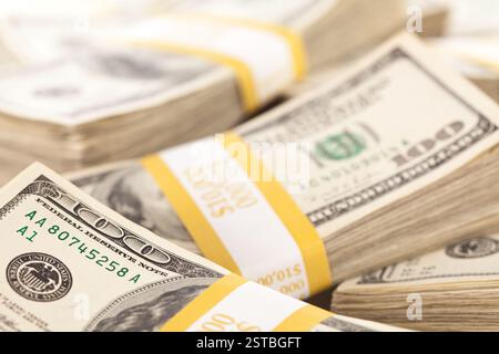 Stapel von zehntausend Dollar Stapel von 100 Dollar Scheinen Stockfoto