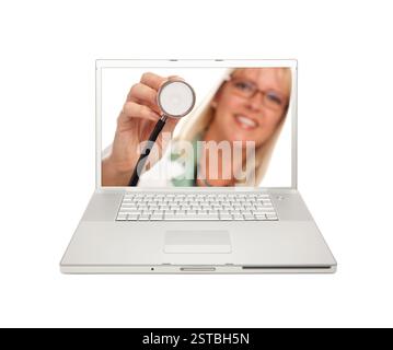Ärztin oder Krankenschwester mit Stethoskop auf Laptop-Bildschirm – der Fokus liegt auf Bildschirm und Stethoskop. Stockfoto