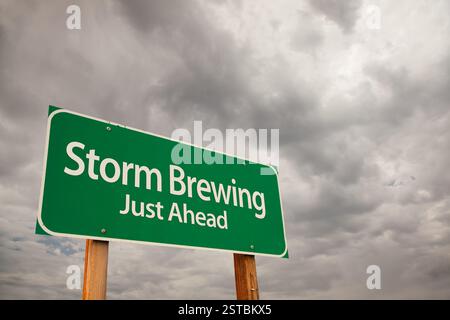 Storm Brewing Green Road Schild Über Sturmwolken Stockfoto