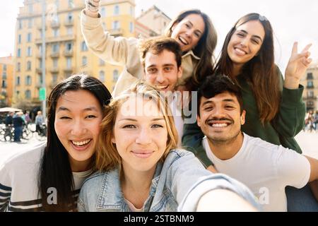 Junge Gruppe glücklicher Menschen, die draußen ein Selfie-Porträt machen Stockfoto
