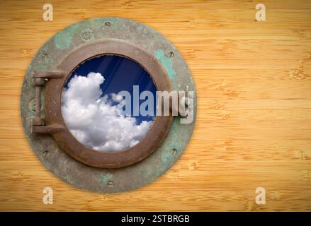 Antikes Bullauge an Bambuswand mit Blick auf den blauen Himmel und die Wolken Stockfoto