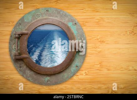Antikes Bullauge an der Bambuswand mit Blick auf den Ship Ocean Trail Stockfoto