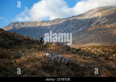 Weibliche Wandertour von Beinn Eighe in Torridon Stockfoto