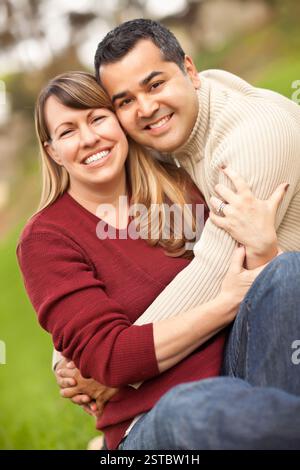 Attraktives Gemischtes Paar-Porträt Stockfoto